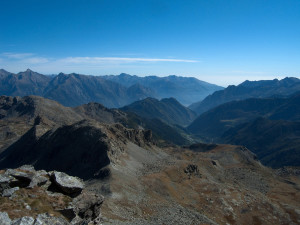 1.Panorama dalla Tête des Hommes. Sullo sfondo, in centro, la valle di Champorcher priva di confluenze da sinistra. 1.Panorama dalla Tête des Hommes. Sullo sfondo, in centro, la valle di Champorcher priva di confluenze da sinistra.