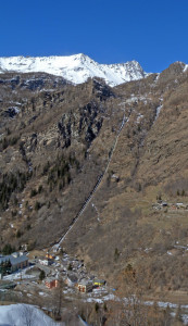 4-1. La centrale idroelettrica di Maen (Valtournenche), con il suo carrello che scorreva a fianco della condotta forzata, era al centro degli interessi di tutte le parti in conflitto.