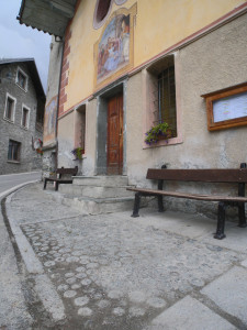 4. Lastricatura di sagrato mediante scarti di lavorazione lavezzi dinanzi la cappella di Saint-Jacques (Ayas).