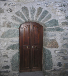 13. Cloritoscisti granatiferi utilizzati a definizione dell’apertura di una abitazione tradizionale nel villaggio di Plout (Saint-Marcel).