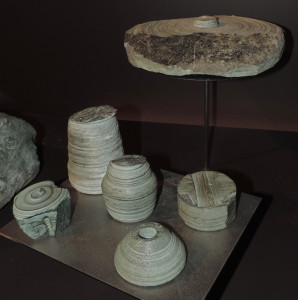 10.Scarti di lavorazione in cloritoscisto a grana fine da Valtournenche, Ayas e Champorcher, conservati al Museo dell’Artigianato Valdostano di Fénis.
