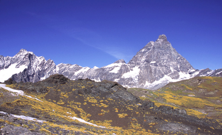 5. Des pointements de serpentinite noire jalonnent le bord du plateau.