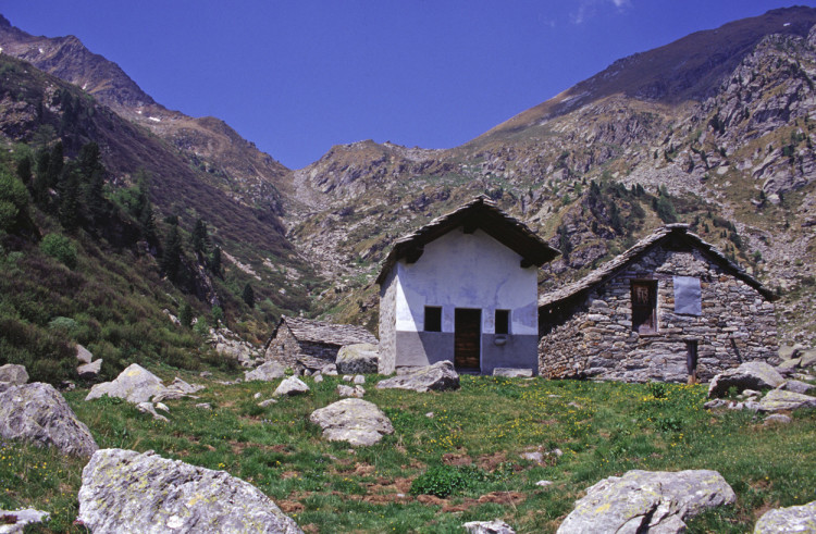 7. L’alpeggio di Muni ai piedi del Col Dondeuil e, in secondo piano, le due faglie.