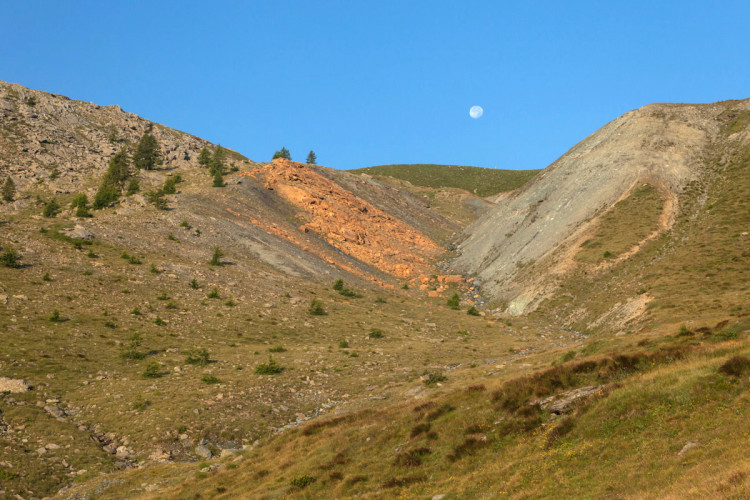 1. Les lèvres de la faille Raty ensevelies dans la poussière de cataclasite (« gouge »). À gauche les rochers issus de la faille, enduits de carbonates (« listvenites »). Photo Roberto Facchini.