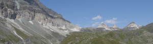 3-1. La vistosa fascia bianca di evaporiti triassiche forma le Cime Bianche, poi sostiene la catena spartiacque fra Valtournenche e Val d'Ayas.