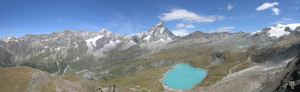 22. Panorama depuis l’extrémité nord du plateau sur la cuvette du Breuil et ses montagnes, du Mont Rose à droite aux Grandes Murailles à gauche en passant par le Cervin.