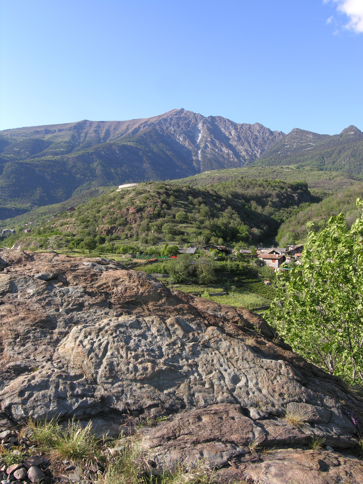 7. Letto in clorite entro serpentinite, inciso a coppelle e solchi. Geosito Ponte Romano Tsailleun, Saint-Vincent.