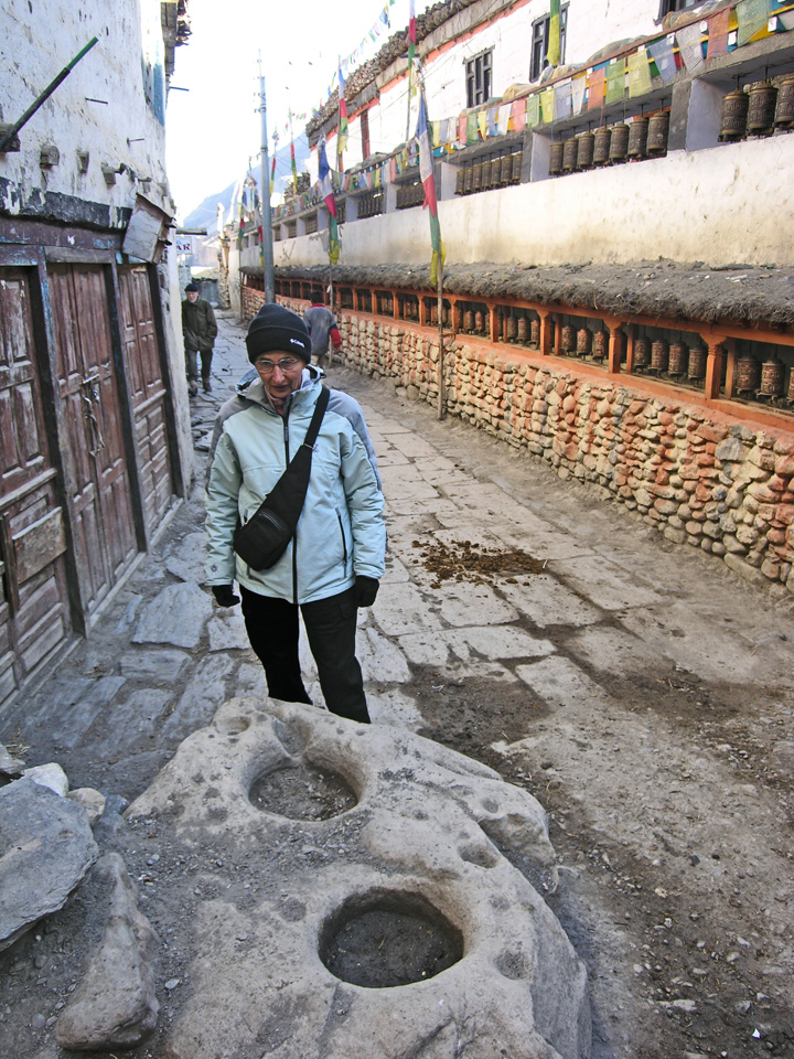 1. Roccia a coppelle in un villaggio del Mustang (Nepal).