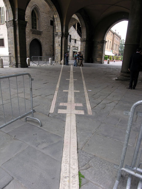 Calendario solare sul pavimento della piazza nella città alta di Bergamo