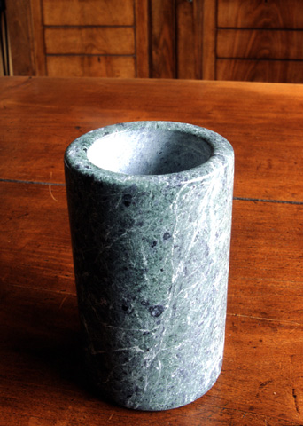 Bicchiere in oficalcite (“Marmo Verde Alpi”) Bicchiere in oficalcite (“Marmo Verde Alpi”)