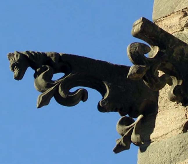 Particolare delle mensole scolpite nella parte superiore della torre