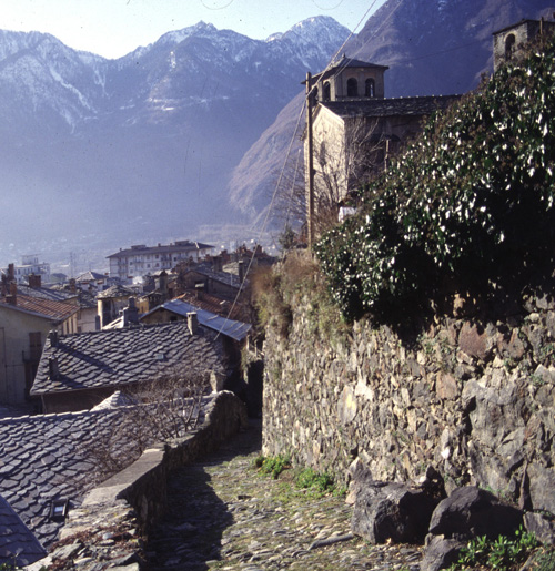 La strada antica di Challand lascia apparire dal basso le prorompenti rupi di metagabbro su cui sorge la Prevostura di Saint Gilles