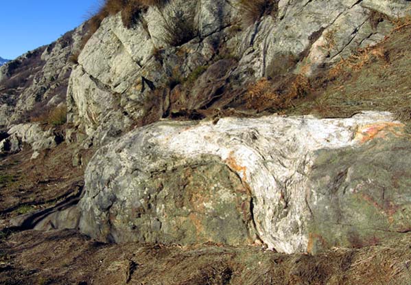 Deformazioni su micascisti eclogitici: intrusione basica (verdastra) in parascisti (chiari)