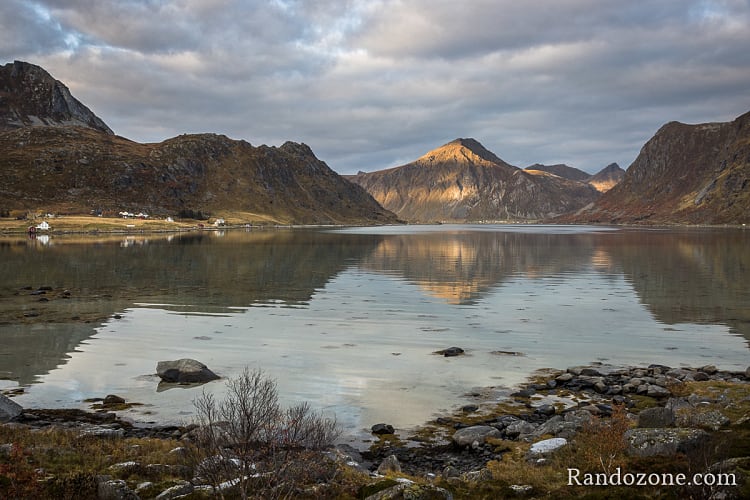 Fjord dans les îles Lofoten