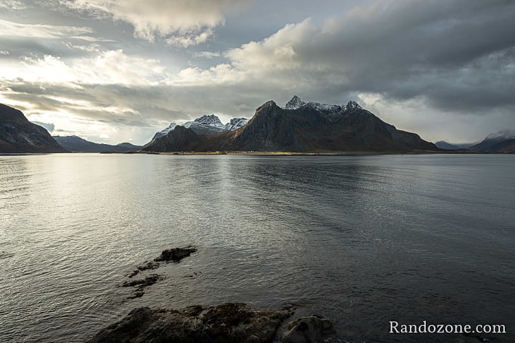 Au bord d'un fjord des Lofoten