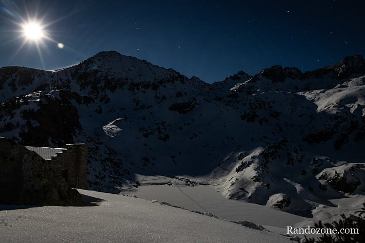 La lune éclaire le lac de la Glère et le refuge