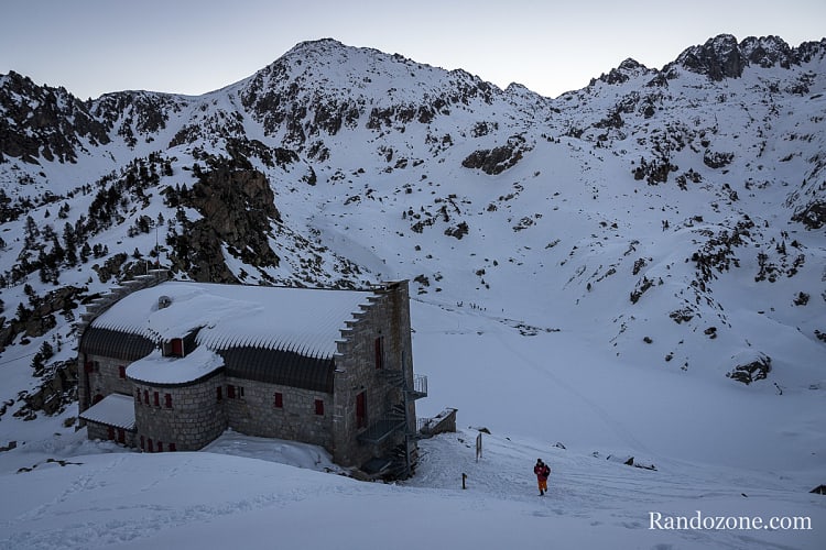 Le refuge de la Glère est encore à l'ombre