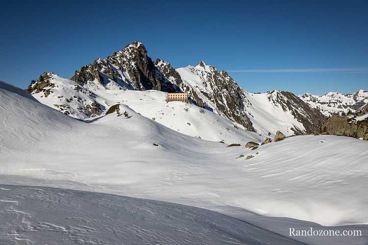 Refuge de la Glère dans son environnement de haute montagne
