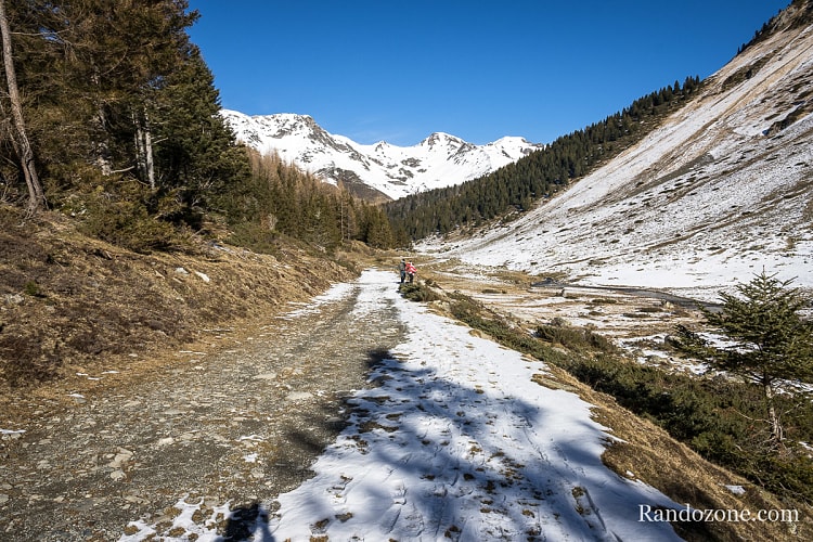 Encore quelques centaines de mètres à faire sur la piste. Pas la peine de monter beaucoup pour profiter de la montagne.