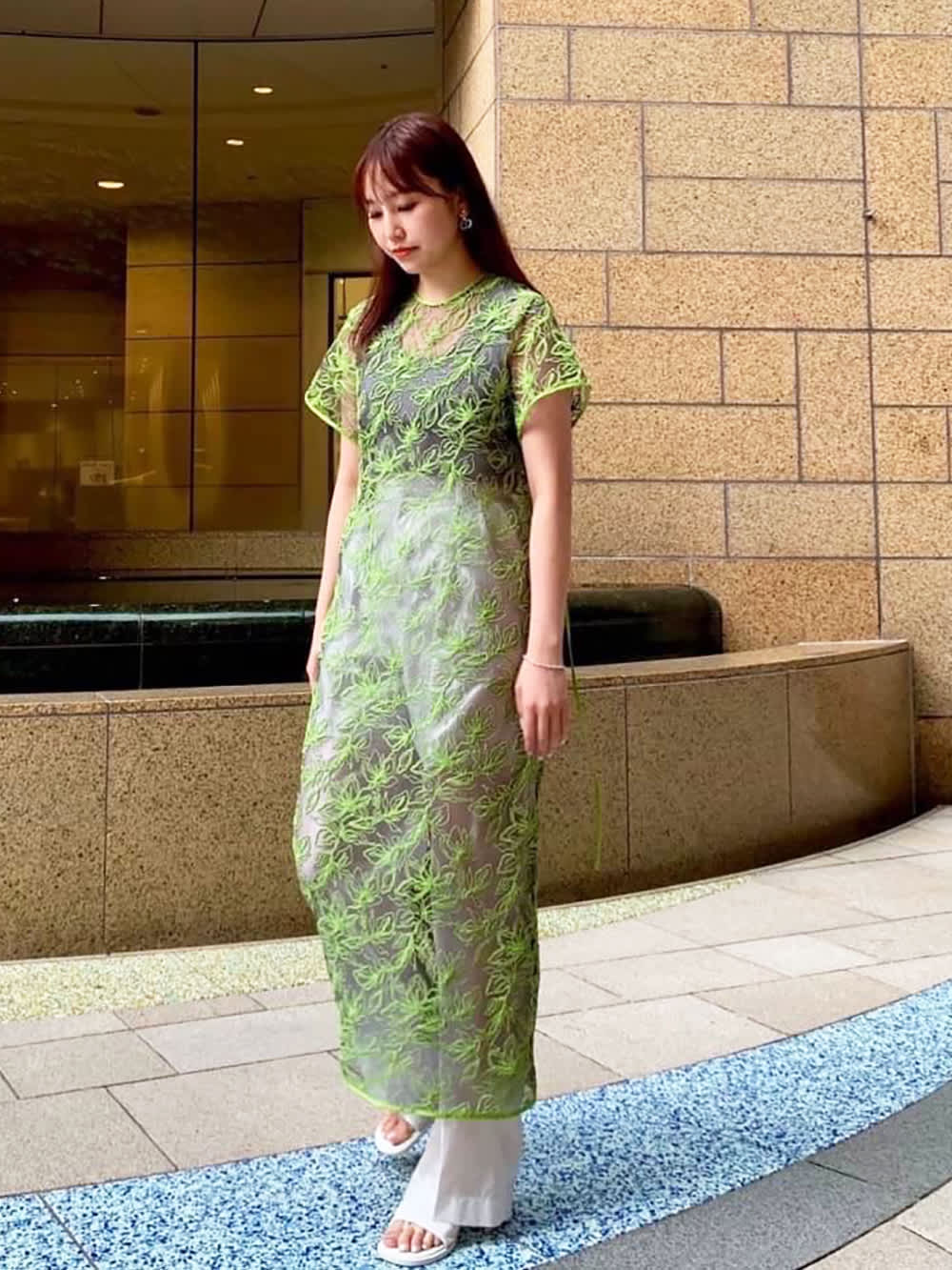 フラワーモチーフを繊細な刺繍で表現したワンピースに、シルエットがシンプルな ストレートなのでシアー素材のパンツとタンクトップで甘すぎないカジュアルスタイリングにしました。