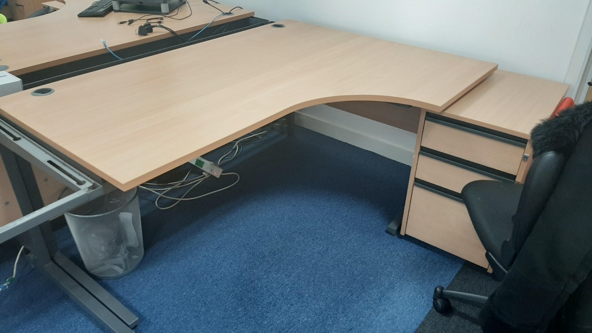 Curved desks just £7.50 Item ID 5580
