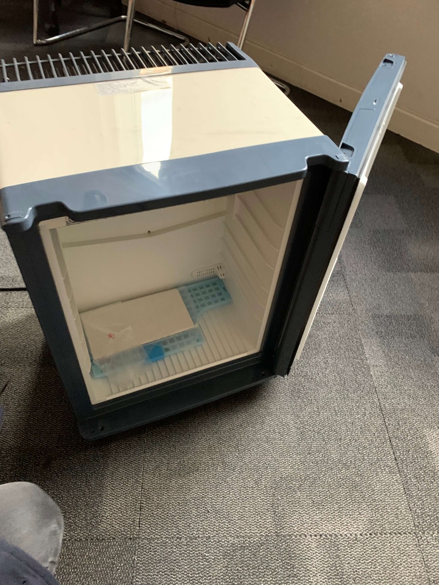 Domestic under desk fridge x 0 Surplus office furniture and equipment