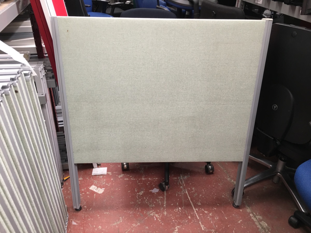Free standing desk divider just £10 Item ID 16047