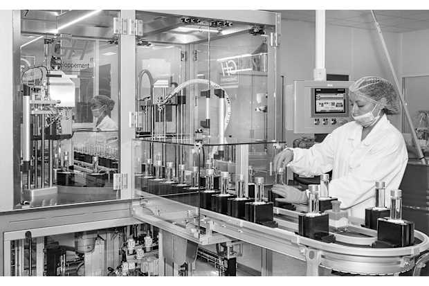 femme mise en bouteille cosmétique