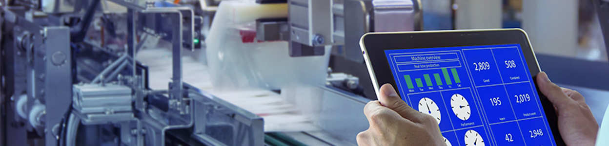 Een persoon is een machine overview aan het bekijken op een tablet.