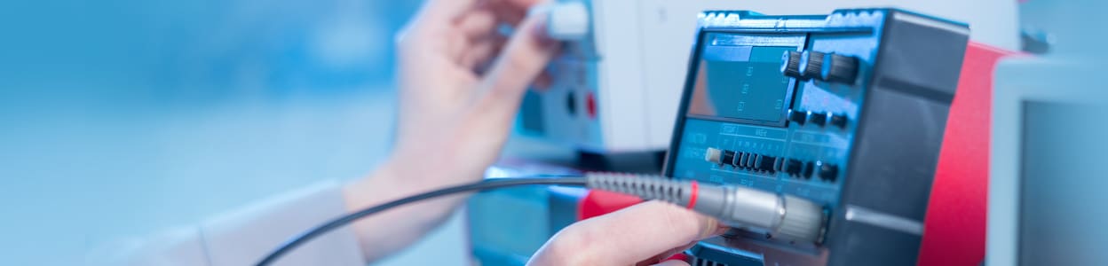 femme laboratoire métrologie