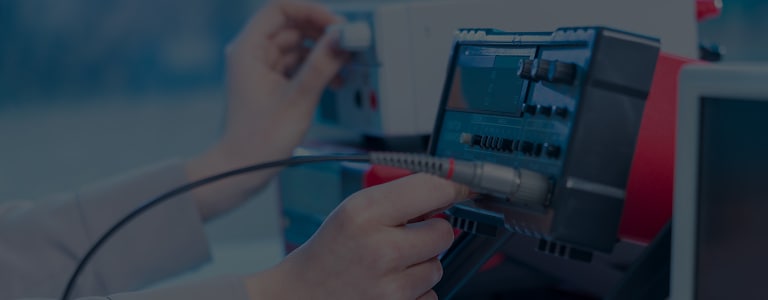 femme laboratoire métrologie