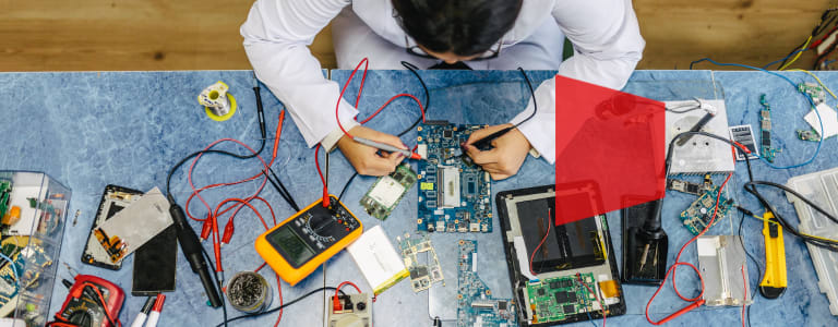 technicien réparant du matériel informatique