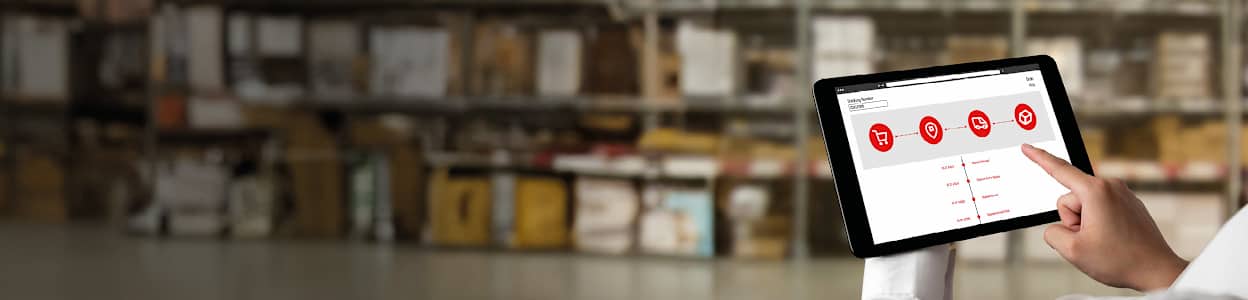 Homme qui consulte son suivi de commande sur une tablette tactile