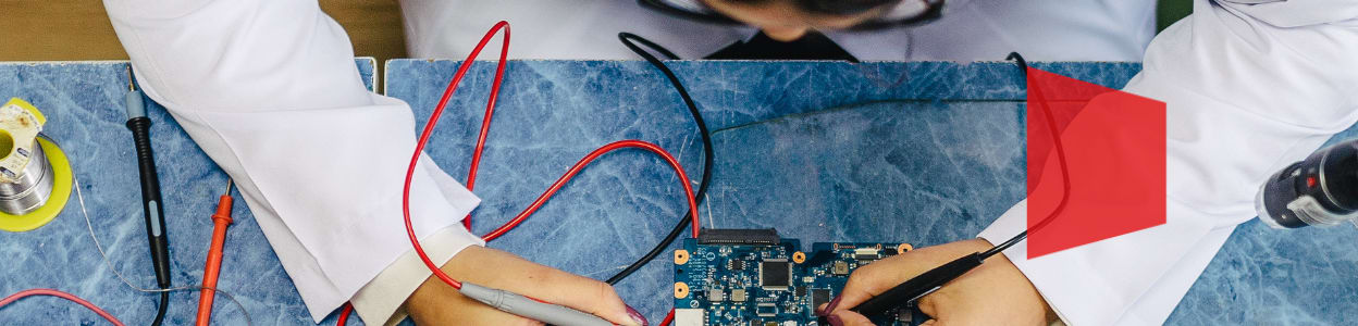 technicien réparant du matériel informatique