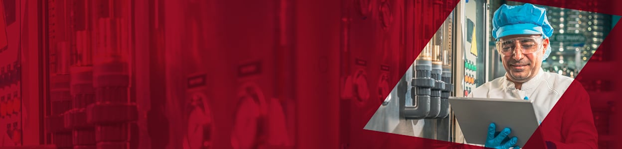 Man med skyddsglasögon som tittar på en surfplatta