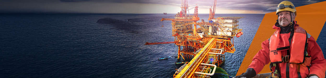 Mężczyzna pracujący na platformie wiertniczej w przemyśle petrochemicznym.