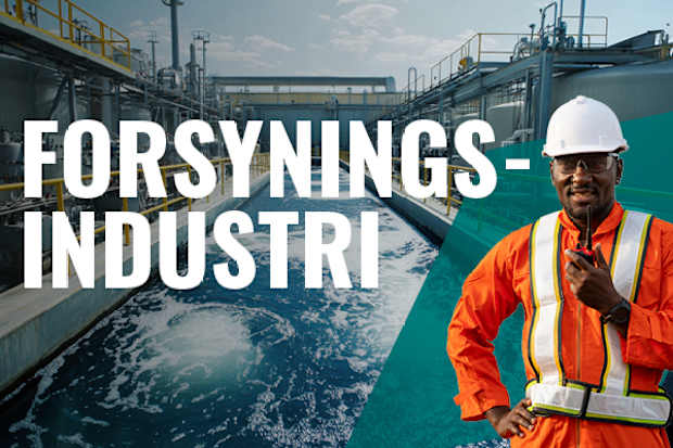 Mand med hjelm og refleksvest foran vandbehandlingsanlæg.