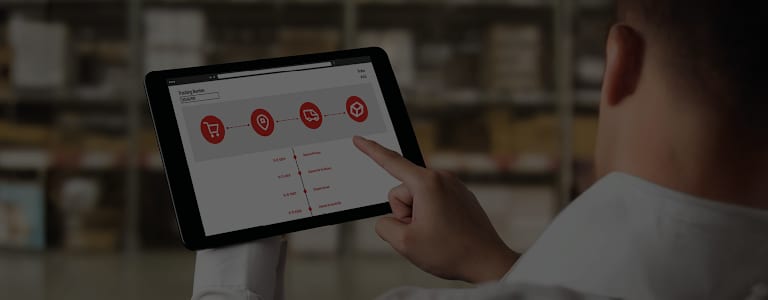Homme qui consulte son suivi de commande sur une tablette tactile