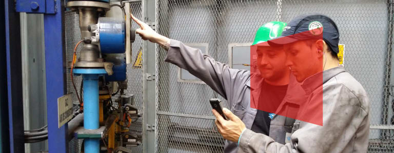 hommes devant des conduits