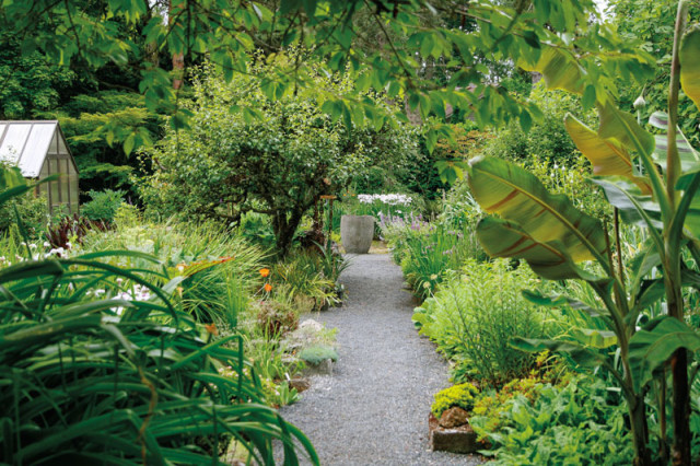An antique crucible anchors the dry garden’s central axis, along with tufa troughs brim- ming with Pacific Northwest alpine and scree plants from the (now closed) historic Berry Botanical Garden.