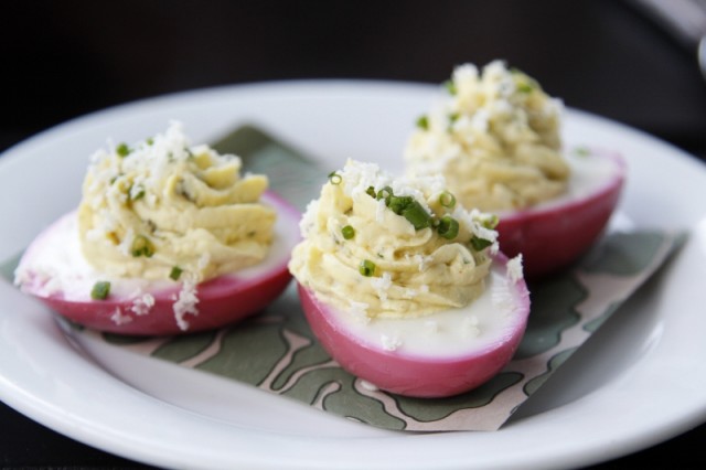 Beet pickled deviled eggs suiekk