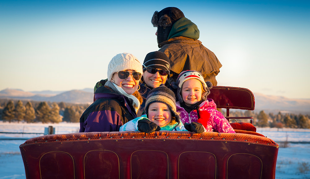 Family in sleigh m0caae