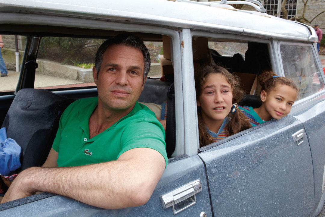 0116 mark ruffalo imogene wolodarsky ashley aufderheide in a scene from infinitely polar bear phipbi