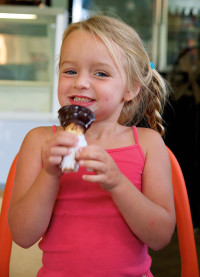 0810_77_plated_ice_cream_child