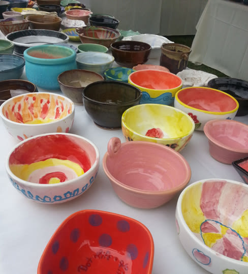 Bowls on table bgy6hj