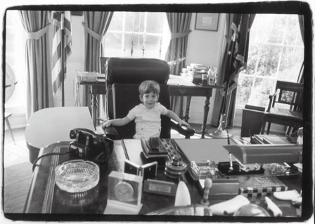 Ff pg 166 167 93 john john sitting at the desk in the oval office tpkyod