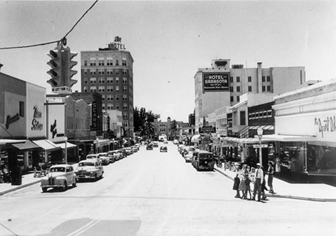 Downtown early 50s hkz8dy