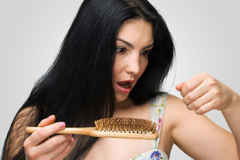 Woman suffering from hair loss ugfoaj