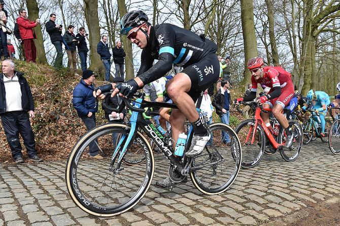 2016年Paris-Rpubaix,Ian Stannard正在通過石板路
