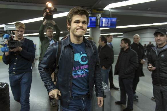 Magnus Carlsen ved ankomst Sotsji. Foto: Artur Lebedev, AP